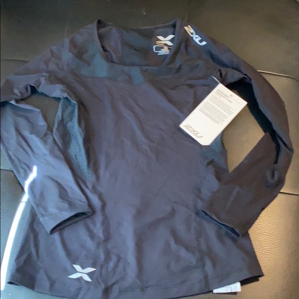 Women’s 2Xu compression shirt